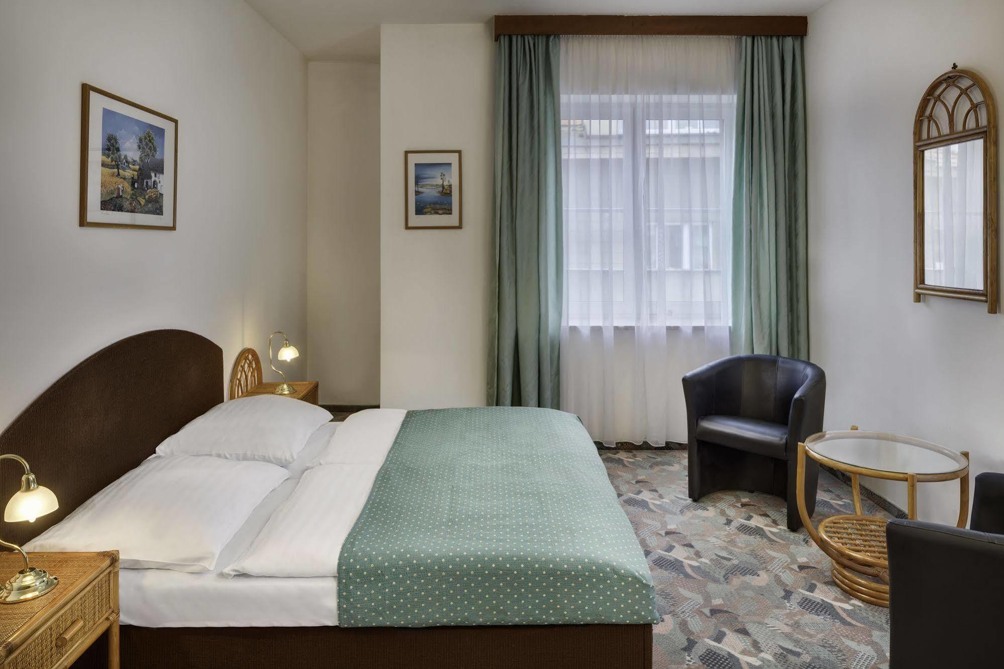 Hotel Otar Prag Exteriör bild