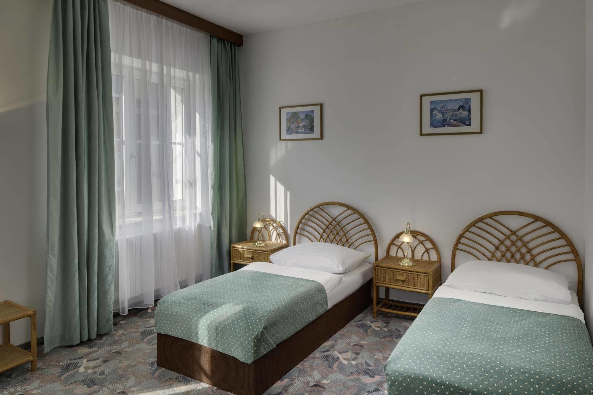 Hotel Otar Prag Exteriör bild