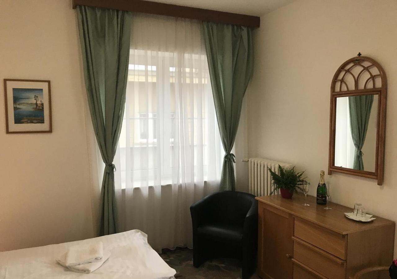 Hotel Otar Prag Exteriör bild
